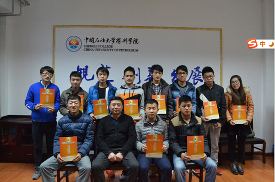 发指导老师崔浩与获奖学生合影.jpg