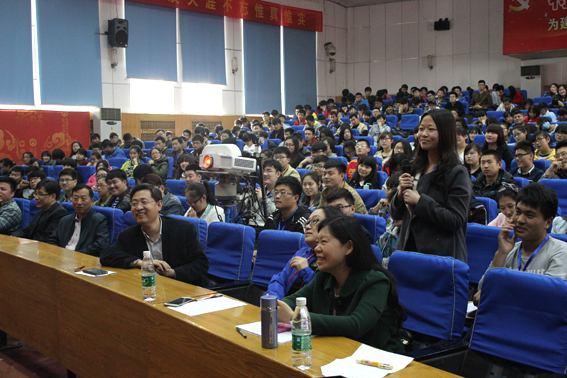 学生现场提问.JPG