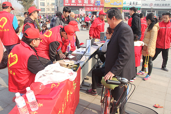我院青年志愿者为小区居民维修电脑